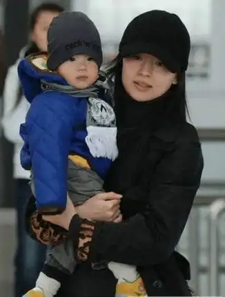 潘粤明连续9年发表情为儿子庆生,董洁还不让他见孩子吗
