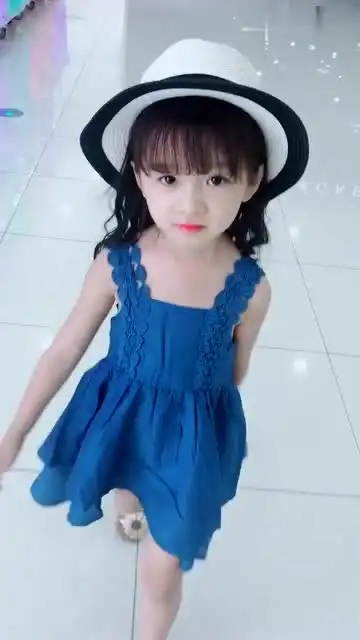 高冷的小萝莉,走着走着表情就变了
