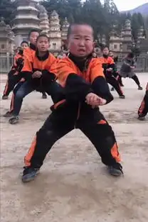 孩子被逼练武功,想哭不能哭的表情萌翻了,网友好汉,忍住别哭
