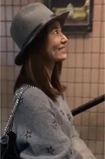 林心如地铁被活捉,素颜辣妈气色超好微笑配合拍照
