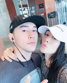 同是48岁,钟丽缇健身似摆拍,李嘉欣皮肤水嫩仿如去壳生鸡蛋
