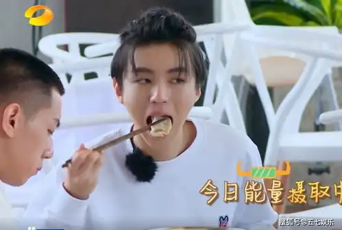 同样是吃饺子,看看王俊凯,再看看杨超越,偶像包袱差距好大感觉