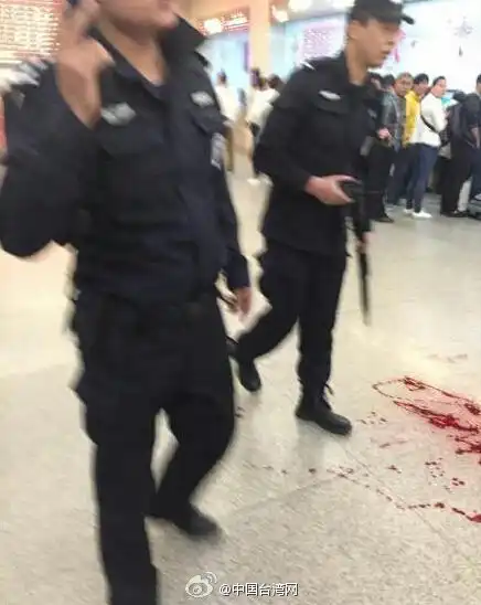 沈阳火车站发生持刀伤人事件现场有持枪特警
