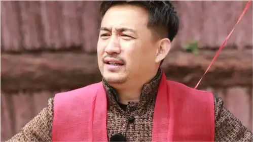 黄磊风波后首次现身片场拍戏情绪低落,全程无笑容表情严肃
