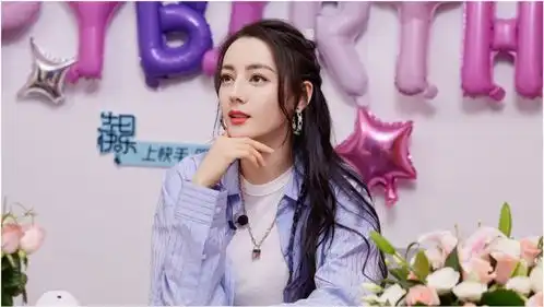 迪丽热巴在直播中说要好好活在当下真的是很清醒很励志了
