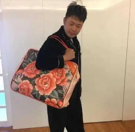 笑出眼泪的明星买家秀,鹿晗表情亮了,笑到停不下来

