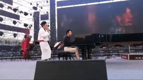 郎朗回家乡办演唱会,夫妻上阵四手联弹,票价不输王菲周杰伦
