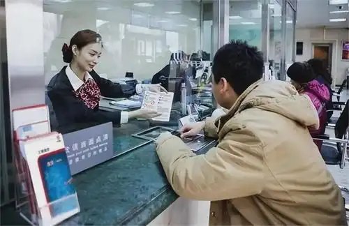 因不满银行柜员态度,北京富豪一怒取走存款,银行行长上门道歉
