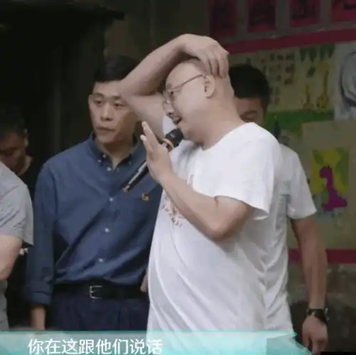 徐峥片场翘兰花指拿话筒娇俏讲戏表情丰富
