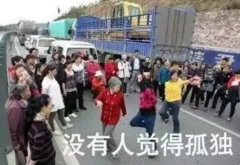 神操作路遇大堵车,竟是一个大爷搬着煤气罐在马路中煮面
