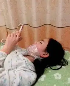 搞笑趣图这样炫富真的好吗那么多金子挂在脖子上不累吗

