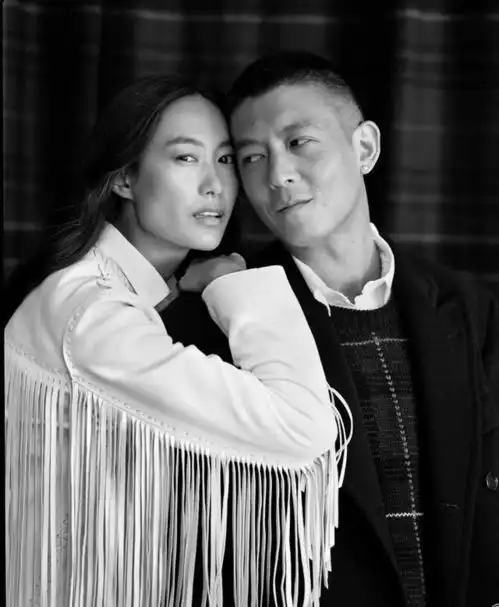 秦舒培晒女儿镜头下的爸妈,陈冠希表情喜感皱纹多,妈妈温柔娴静

