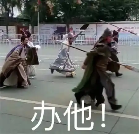你们随便感受一下,襄阳马拉松的画风是这样的跑起来太魔性了
