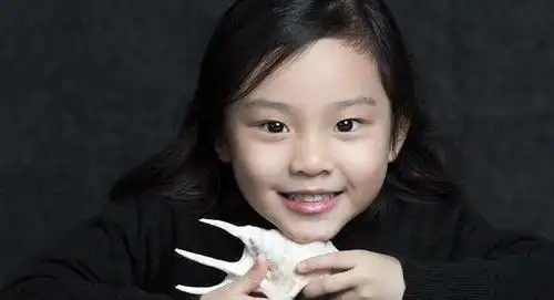 姚晨庆儿子幼儿园毕业,意外曝光甜馨毕业照,表情包搞怪跳舞棒
