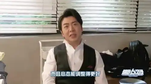 郎朗在线指点乐团学员,一本正经的表情包成亮点
