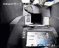 视频温州小贼狂砸atm,表情狰狞太搞笑
