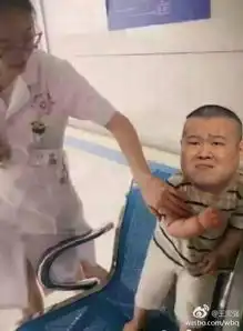 王宝强晒小岳岳表情包调侃熊孩子怕打针
