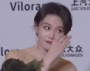 张馨予u型礼服突破军嫂形象,被问当妈妈后的转变,表情错愕
