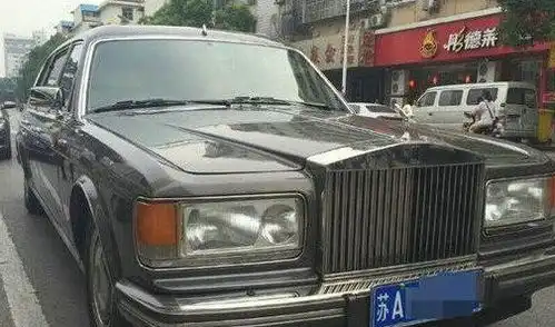 全球仅1百台的劳斯莱斯,被撞到c柱变形,车主想修都修不了
