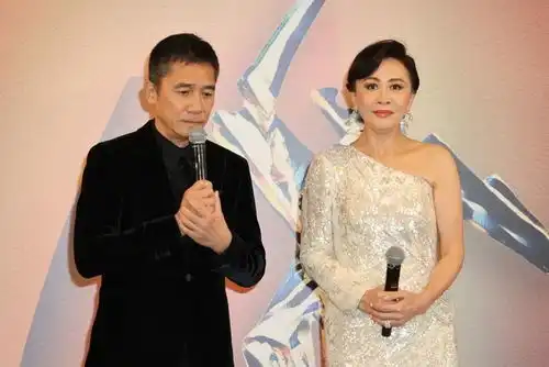 71岁洪金宝暴瘦拄拐走红毯58岁港姐妻子贴心搀扶,她忍不住落泪