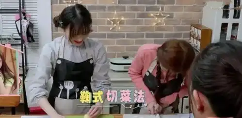 鞠婧祎这次不装了,吃火锅动作豪迈,吃出表情包惨遭闺蜜眼神嫌弃

