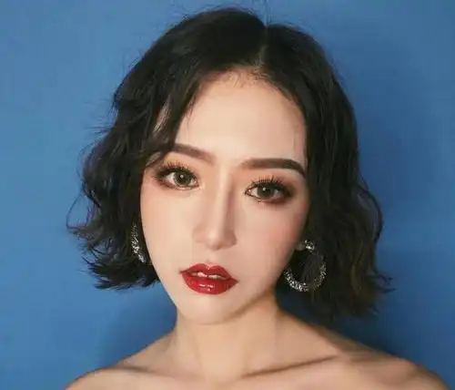 屈臣氏有款平价粉底液,自然服帖,遮瑕嫩白还保湿
