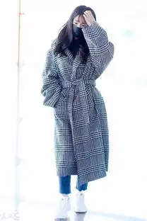 沈梦辰机场穿大衣穿出浴袍范,一路挠发无表情
