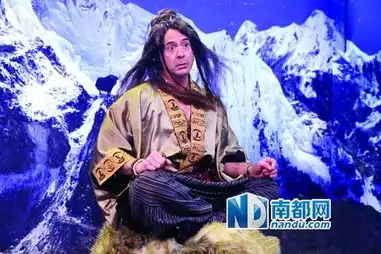 小罗伯特唐尼上脱口秀与主持人比瞪眼
