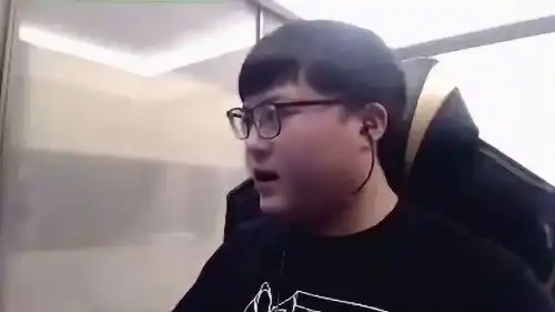 英雄联盟这样的uzi你见过吗表情太过魔性了
