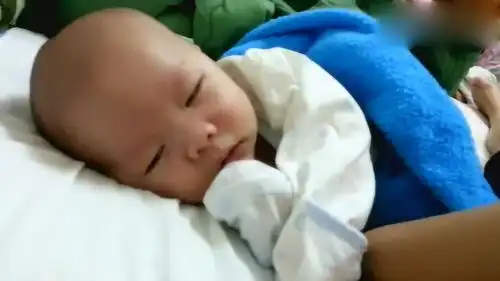 可爱小宝宝睡梦中表情超丰富,这萌萌的样子真是可爱了
