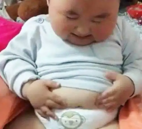 1岁宝宝玩自己肚子上的肉,接下来宝宝的反应,让爸爸笑喷了
