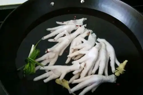 泡椒凤爪自己做不含防腐剂,配料做法全告诉你,比外面好吃百倍
