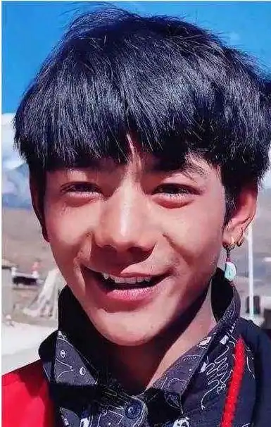 丁真收到鸡腿抱枕的表情开心极了,天真的笑容

