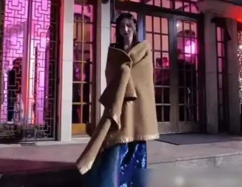 露天走红毯众女星冻出表情包,看到钟楚曦,不愧是红毯定海神针
