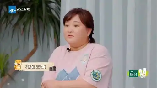 贾玲你去把菜给我抢过来范丞丞秒变凶狠表情准备抢菜
