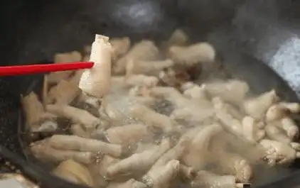 百吃不厌的泡椒凤爪做法原来做法如此简单收了
