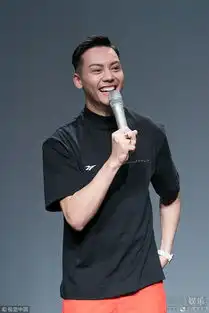 陈伟霆现身活动变表情包合影拥抱实力宠粉
