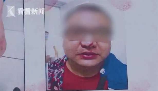 劝阻插队过了头两男子在地铁车厢大打出手
