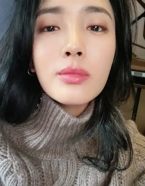 王紫璇真没女明星包袱,穿棕色高领毛衣出镜,怼脸拍秒变表情包
