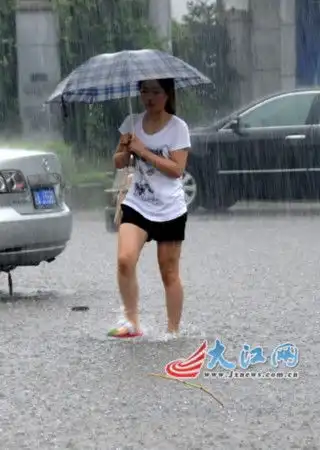 暴雨来临南昌部分路段积水严重
