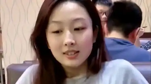 小姑娘的搞笑日常吃饭遇到素颜小姐姐搭讪,当看到她这个表情,觉得自己赚了
