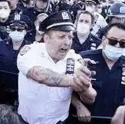 记者遭美国警察袭击百余次被枪指头中弹
