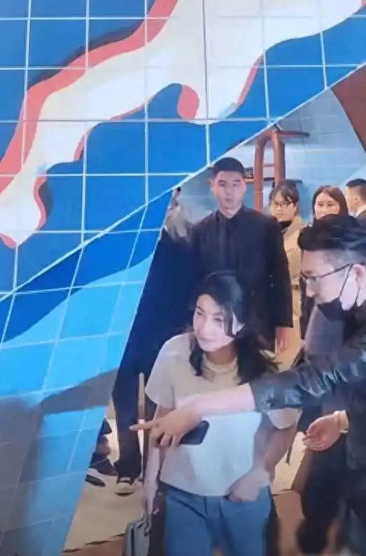 郭晶晶出席活动露怯,拎3万元包包不会用,表情尴尬太紧张
