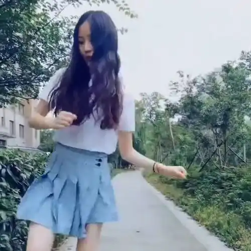 别看小姐姐少一条腿,即使是个残疾人,也看不起在座的各位
