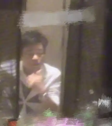 王宝强新感情成迷与异性深夜打牌嗨聊,和冯清同框表情却很凝重

