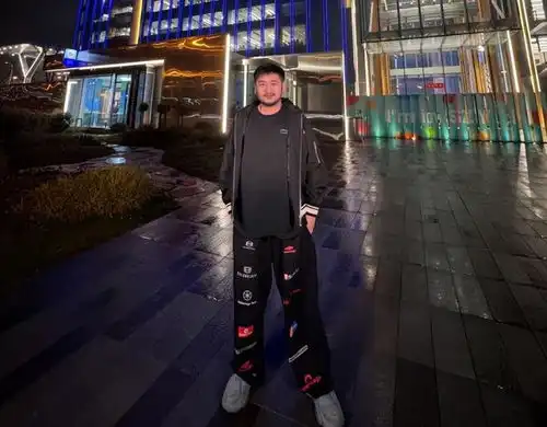 两年后,茄子再次携手疯狂小杨哥,这次有茄子同款擦嘴窗帘了吧
