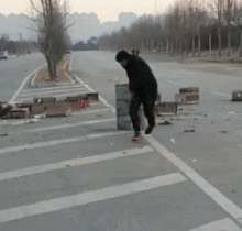 gif搞笑趣图你这卸货太野蛮了吧东西都弄坏了

