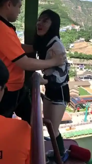 小姐姐你是来搞笑的吗表情太到位了

