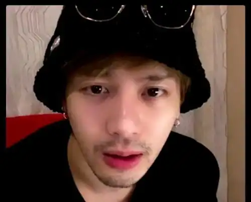 王嘉尔看见林俊杰家的客厅,放弃表情管理,连连感叹jj家房子大
