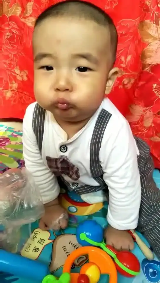 这小表情,嘴巴嘟嘟
